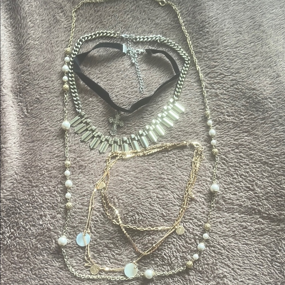 Bundle of 4 assorted necklaces